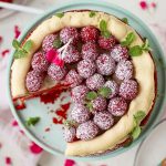 Wegański tort z malinami