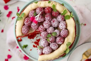 Wegański tort z malinami 