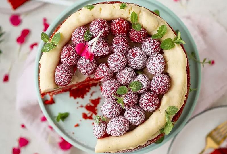 Wegański tort z malinami 