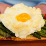 Kanapka z pieczonymi jajkiem i szparagami 