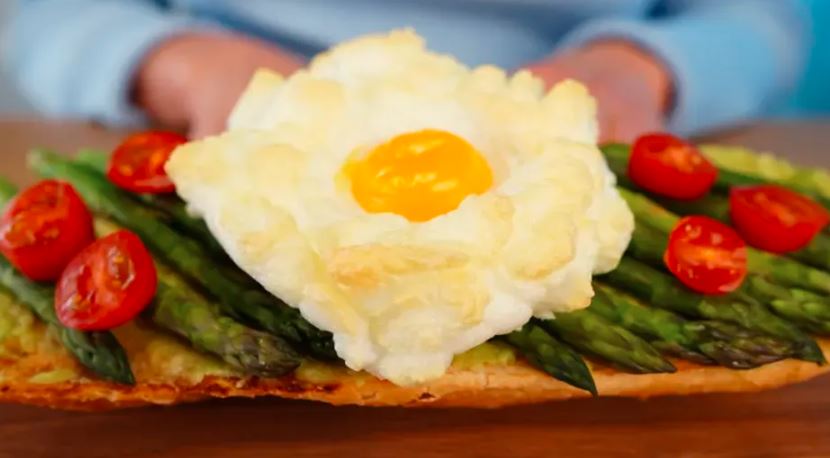 Kanapka z pieczonymi jajkiem i szparagami 