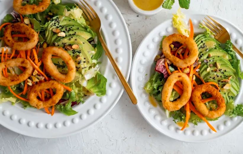 Sałatka z chrupiącymi kalmarami 